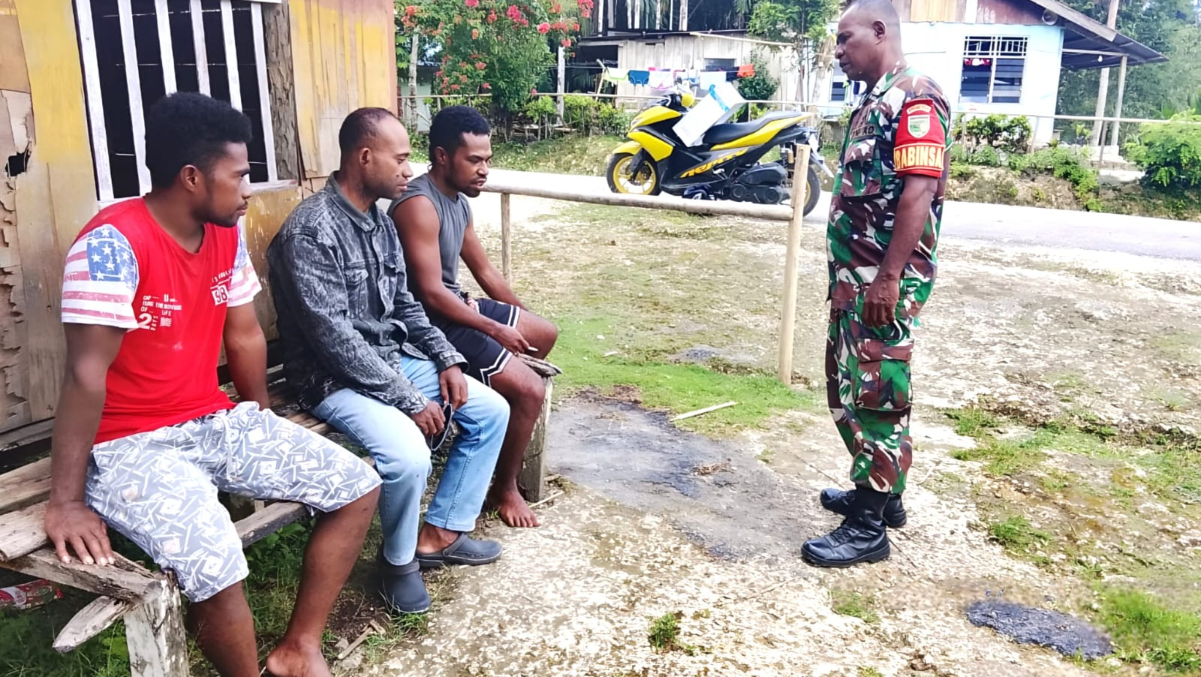 Komsos, Babinsa Biak Utara Ajak Warga Wouna Jaga Persatuan dan Keamanan