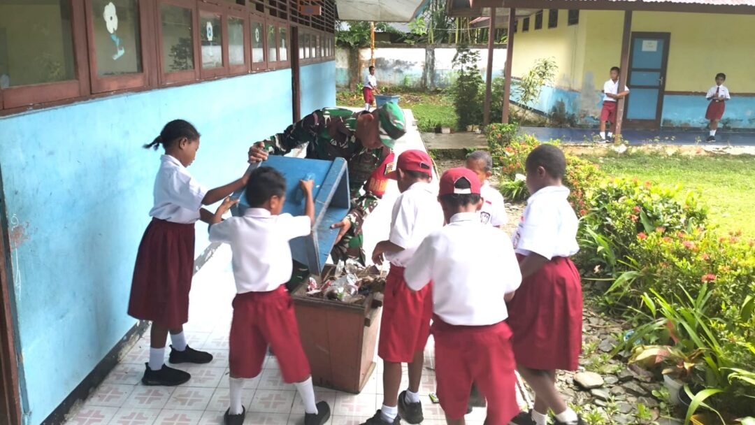 Tanamkan Budaya Bersih Sejak Dini, Babinsa Ajak Murid SD Bersihkan Lingkungan Sekolah