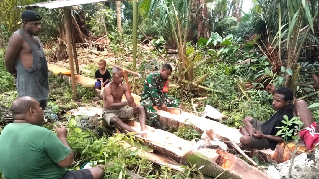 Jaga Tradisi Leluhur, Babinsa Warsa Ikut Olah Sagu Bersama Warga