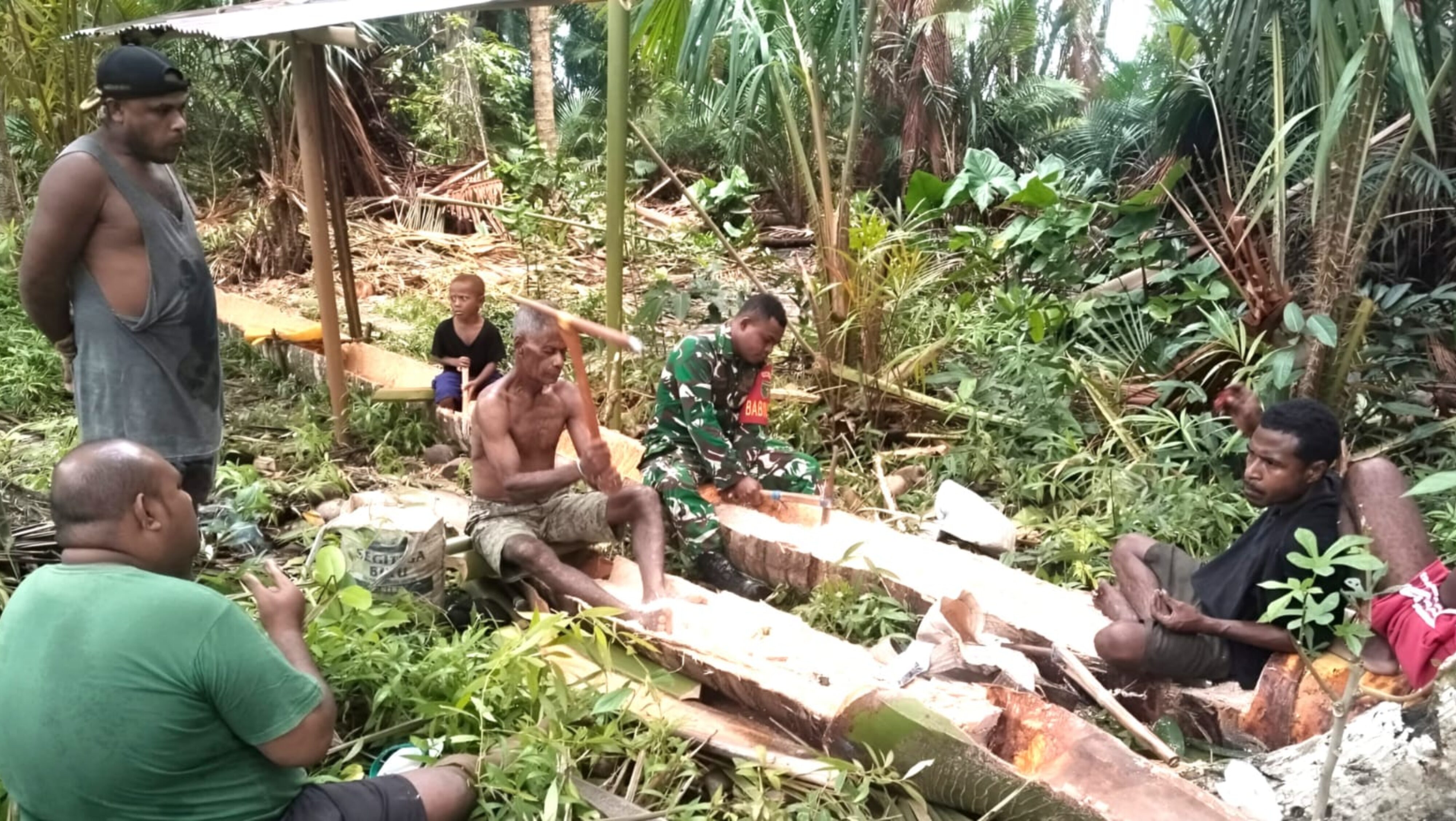 Jaga Tradisi Leluhur, Babinsa Warsa Ikut Olah Sagu Bersama Warga
