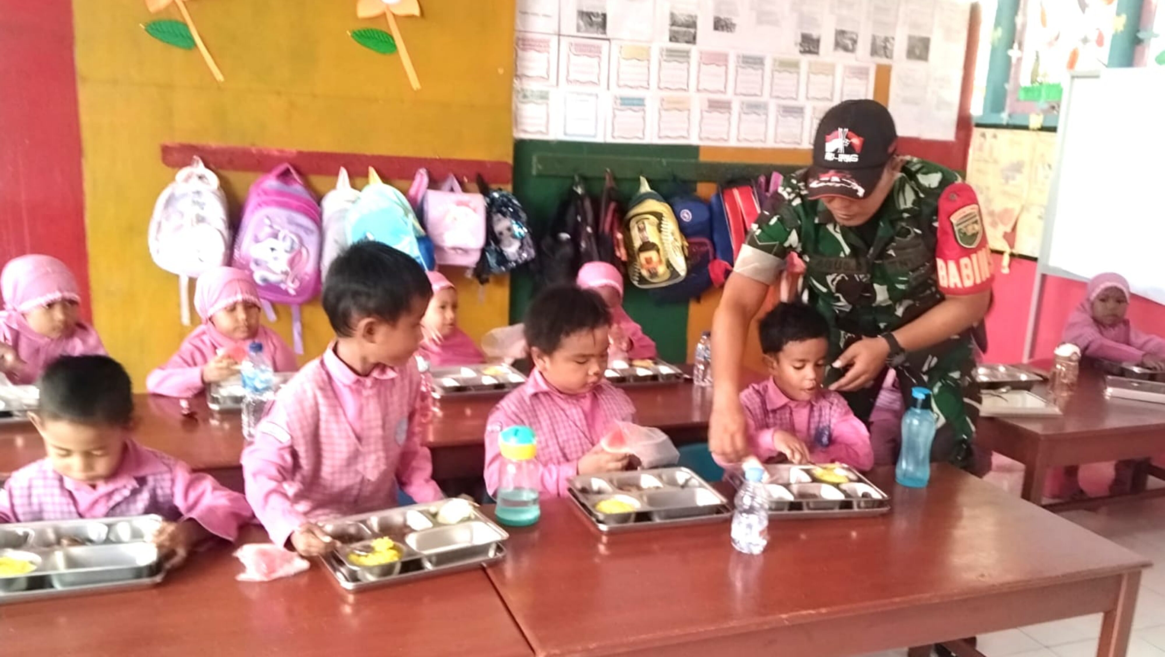 Dukung Generasi Sehat, Babinsa Kawal Program Makanan Bergizi Gratis di Sekolah
