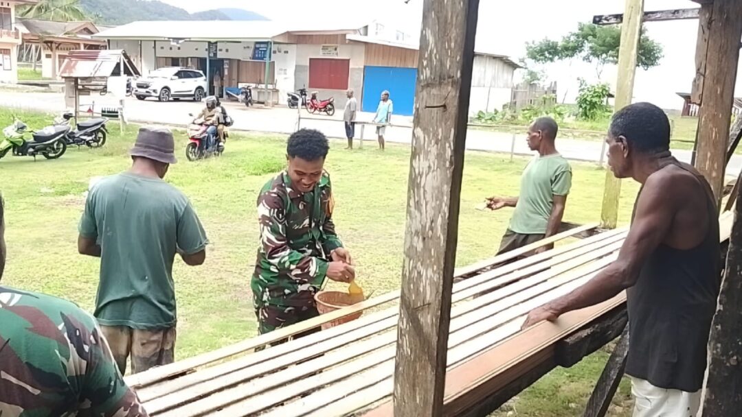 Semangat Gotong-Royong, Babinsa Bantu Cat Lis Plafon Gereja