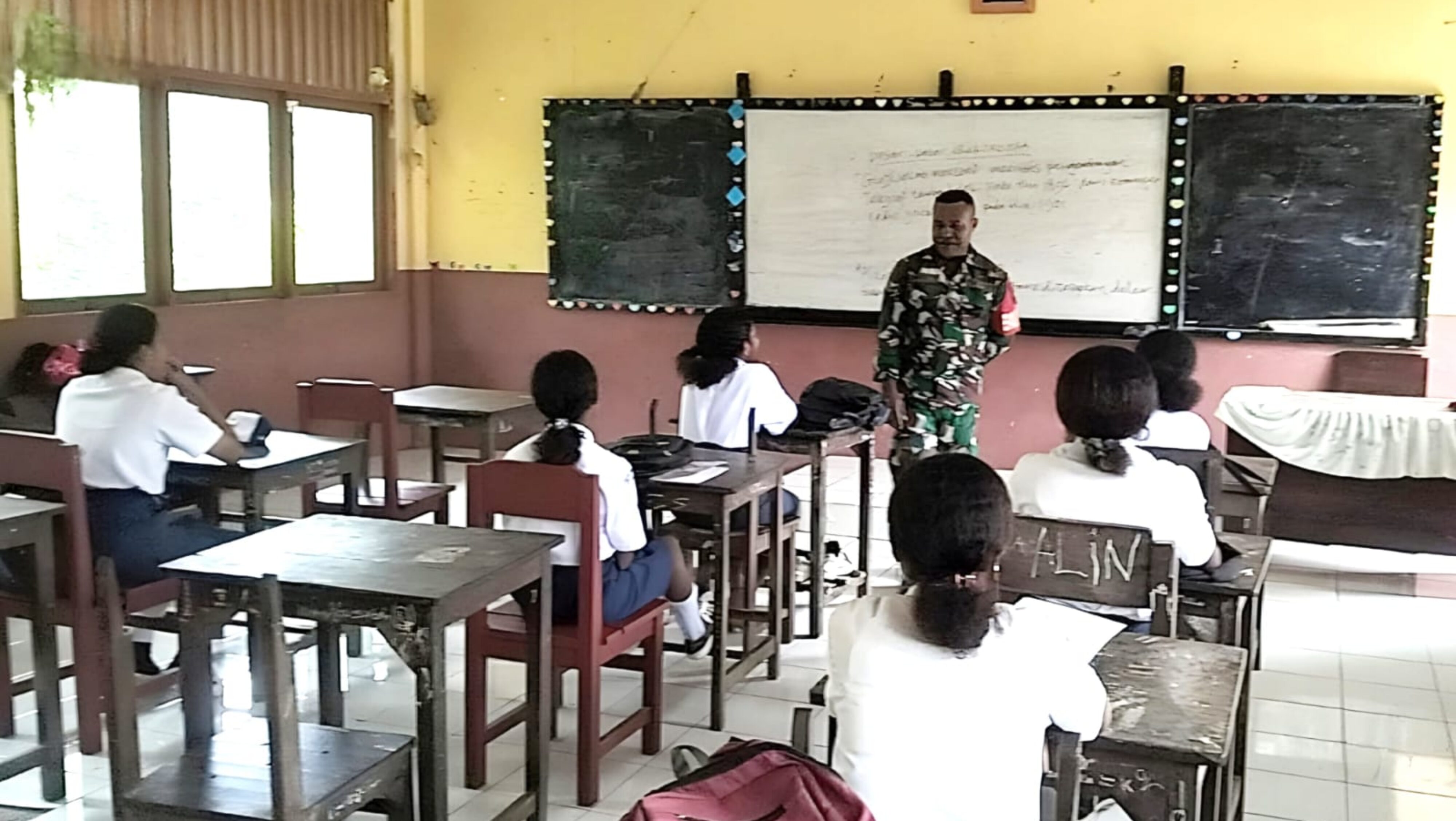 Bangun Karakter Generasi Muda, Babinsa Beri Wasbang kepada Siswa SMP