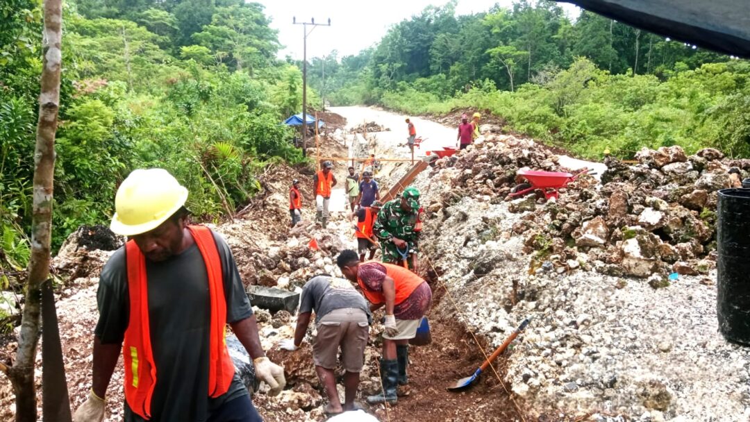 Bahu Membahu dengan Pekerja, Babinsa Bantu Pembangunan Parit di Kampung Warbukor