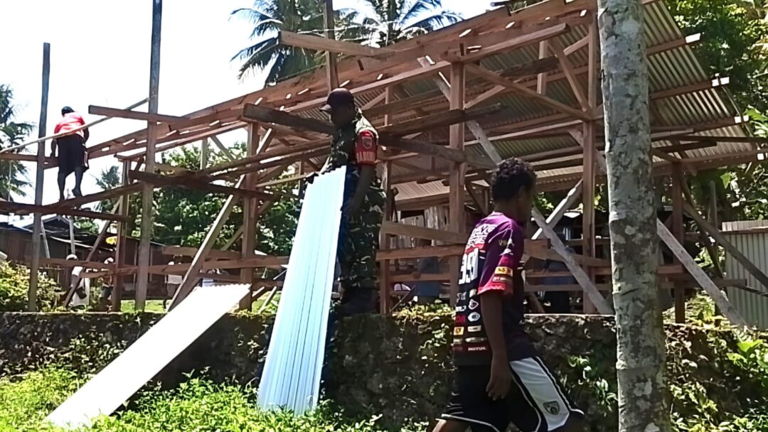 TNI Peduli, Babinsa Warsa Bantu Pasang Atap Seng Rumah Warga