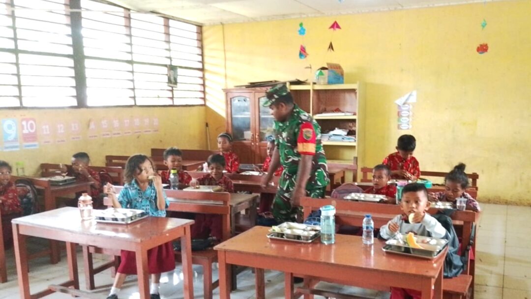 Babinsa Biak Kota Dampingi Pendistribusian MBG di SD Inpres Yafdas