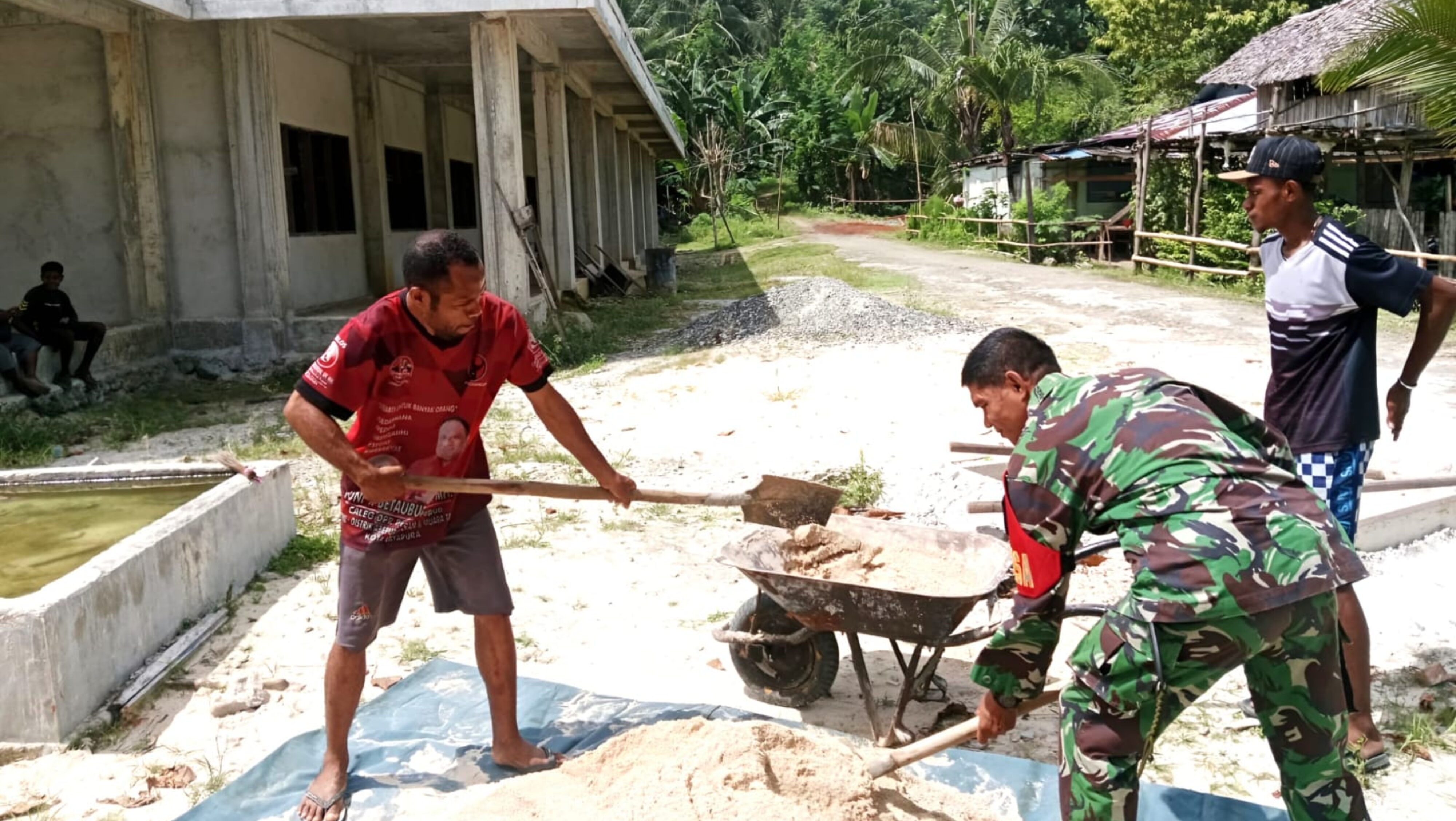 Wujud Kepedulian TNI, Babinsa Bantu Warga Plester Dinding Gereja