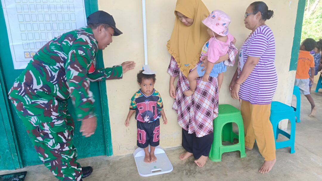 Dukung Generasi Sehat, Babinsa Biak Utara Aktif Dampingi Kegiatan Posyandu