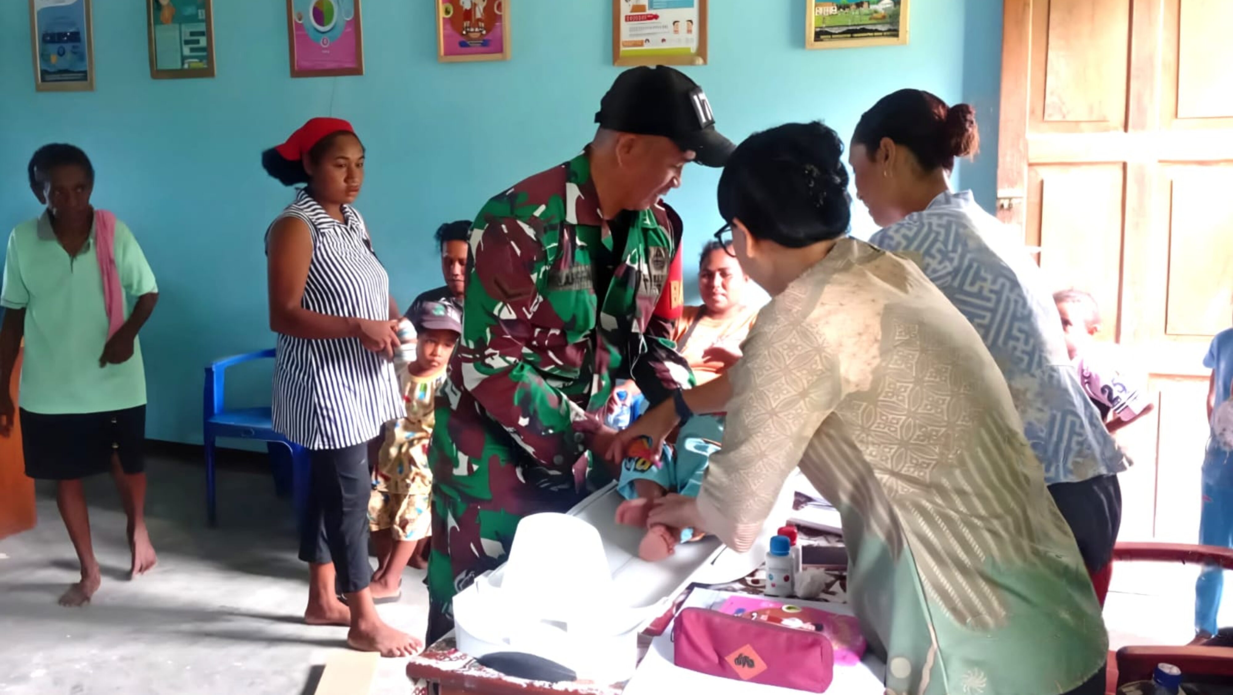 Dukung Kesehatan Ibu dan Anak, Babinsa Numfor Dampingi Kegiatan Posyandu