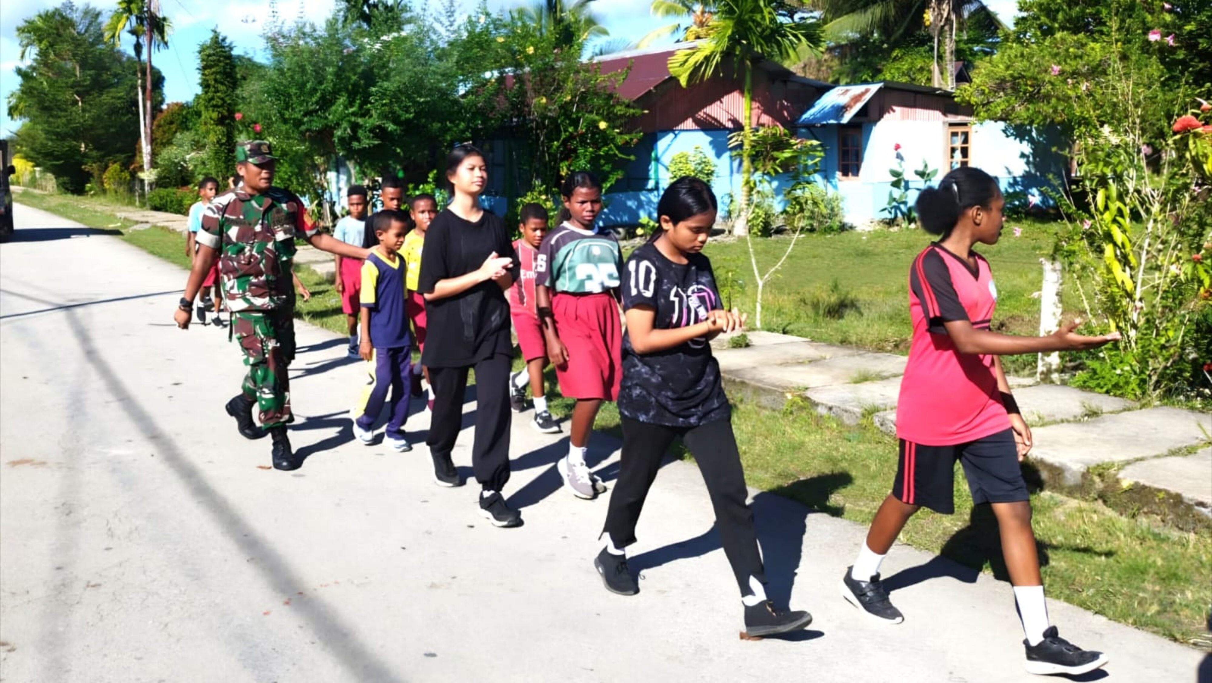Penuh Keceriaan, Babinsa, Guru, dan Murid-Murid Kompak Jalan Santai Serta Senam Pagi Bersama