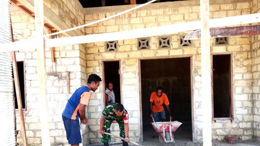 Babinsa Biak Timur Peduli Bantu Pembangunan Rumah Warga di Insumarires