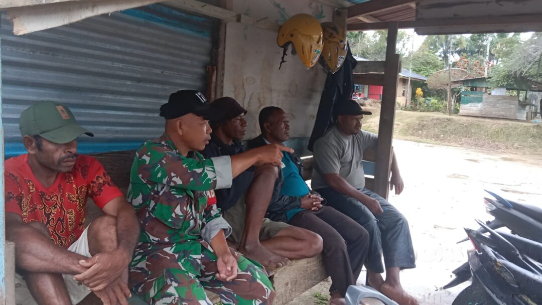 Komsos dengan Tukang Ojek, Babinsa Ingatkan Keselamatan dan Pelayanan Ramah