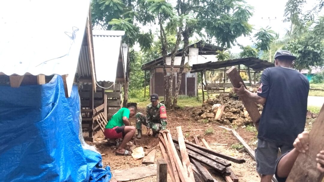 Babinsa Warsa Hadir Bantu Warga Iswambesi Pasang Pagar