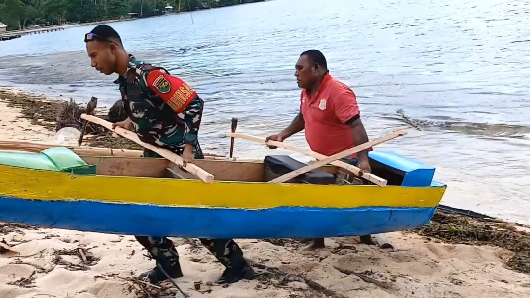 Sigap dan Peduli, Babinsa Bantu Nelayan Tarik Perahu ke Darat