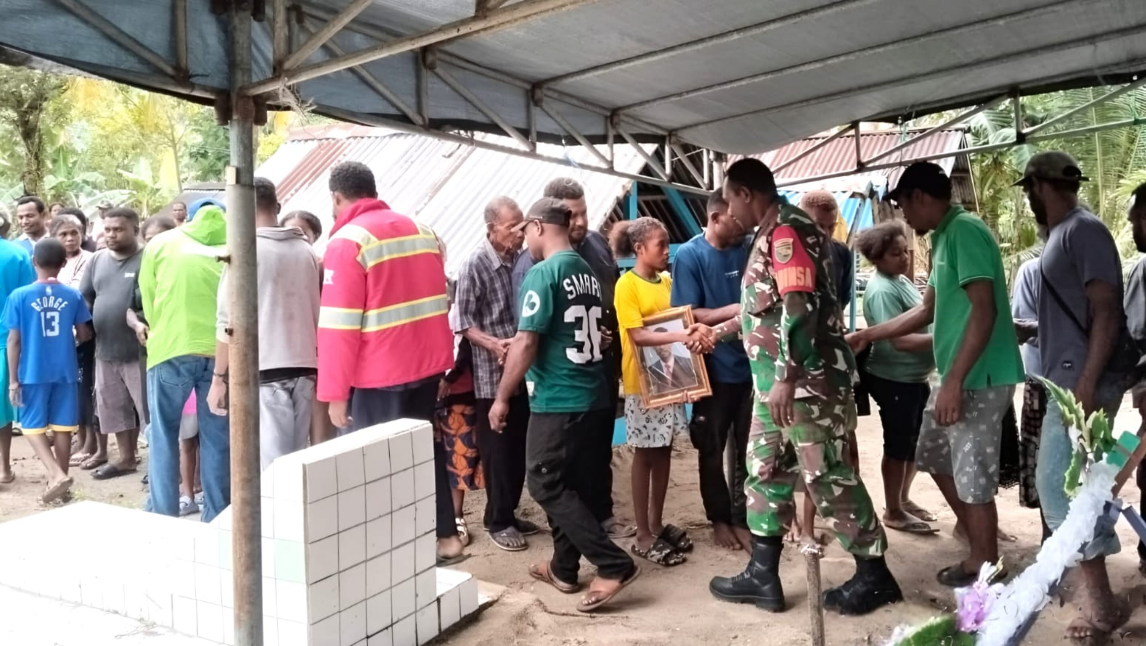 Tunjukkan Empati, Babinsa Hadiri Prosesi Pemakaman Warga Binaan
