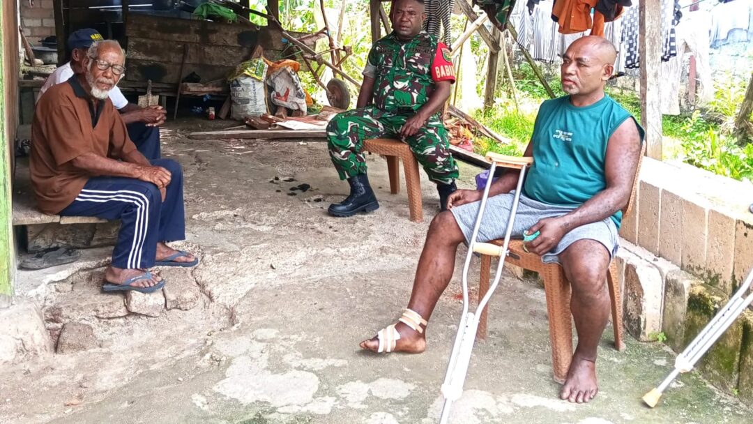 Babinsa Warsa Komsos Bersama Warga Kampung Maniri