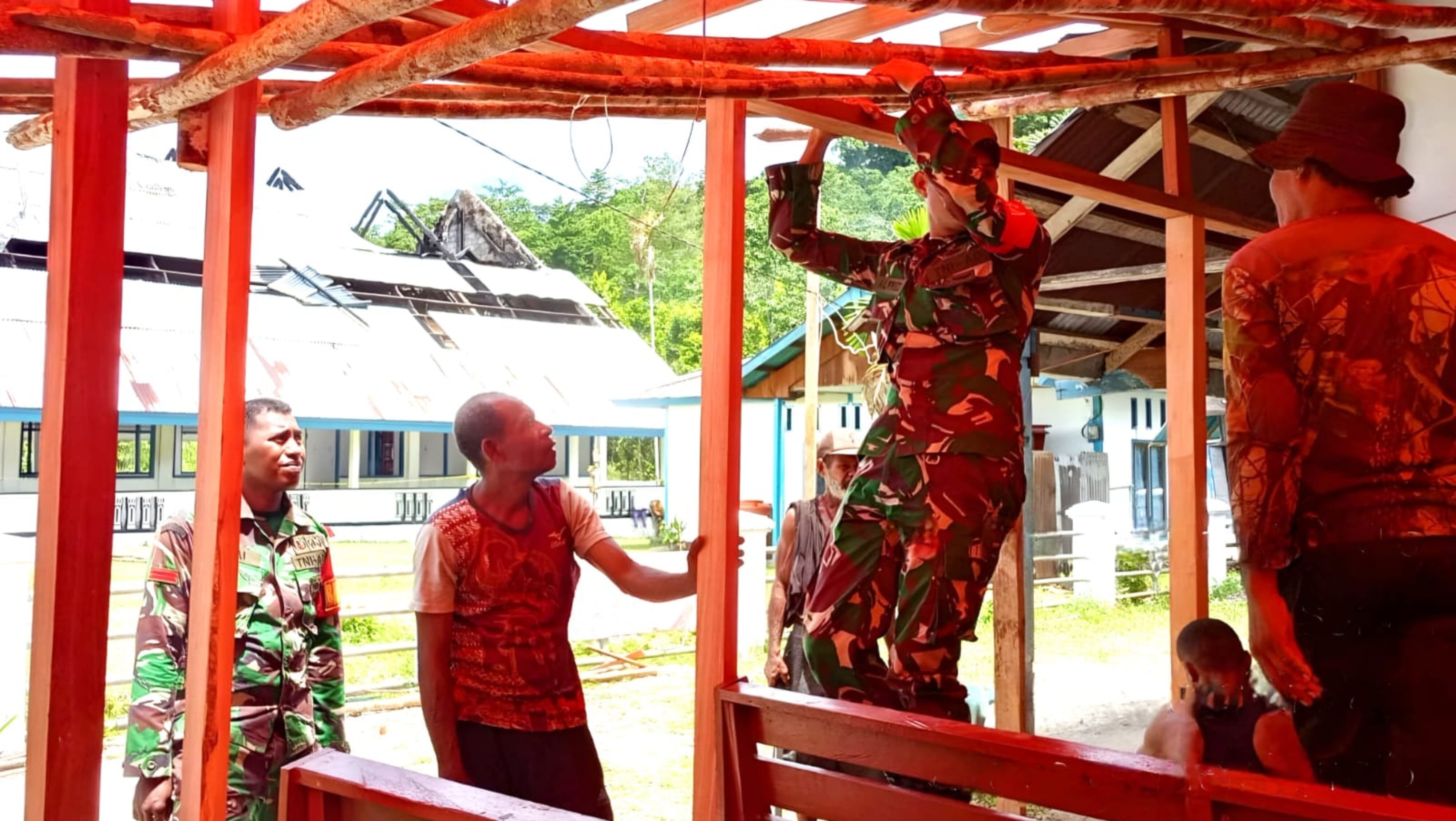 Kompak dan Penuh Semangat, Babinsa Bersama Warga Bangun Tenda Ibadah Sementara