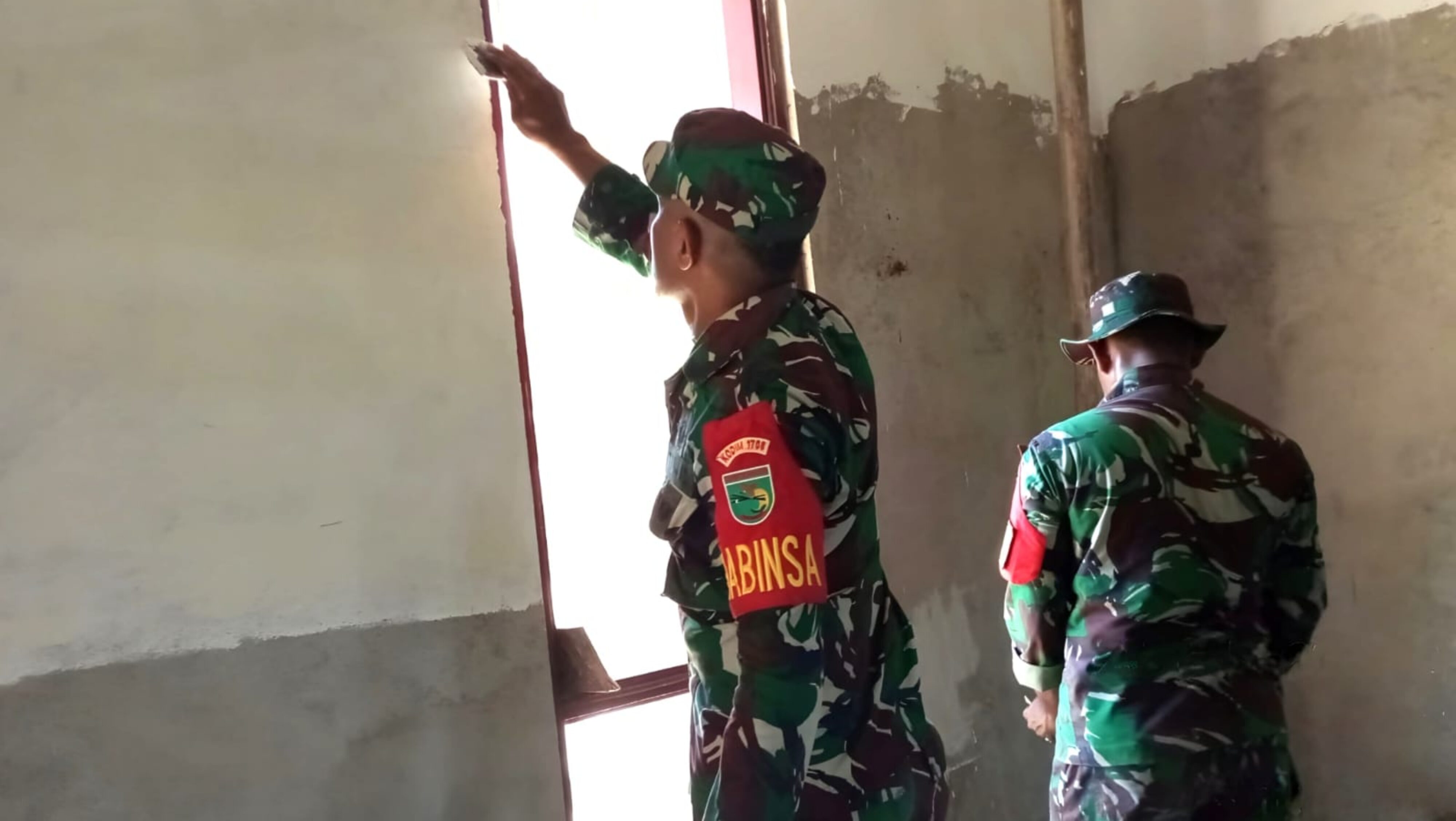 TNI Peduli, Babinsa Bantu Dempul Dinding Gereja Petrus di Sup Manggunsi