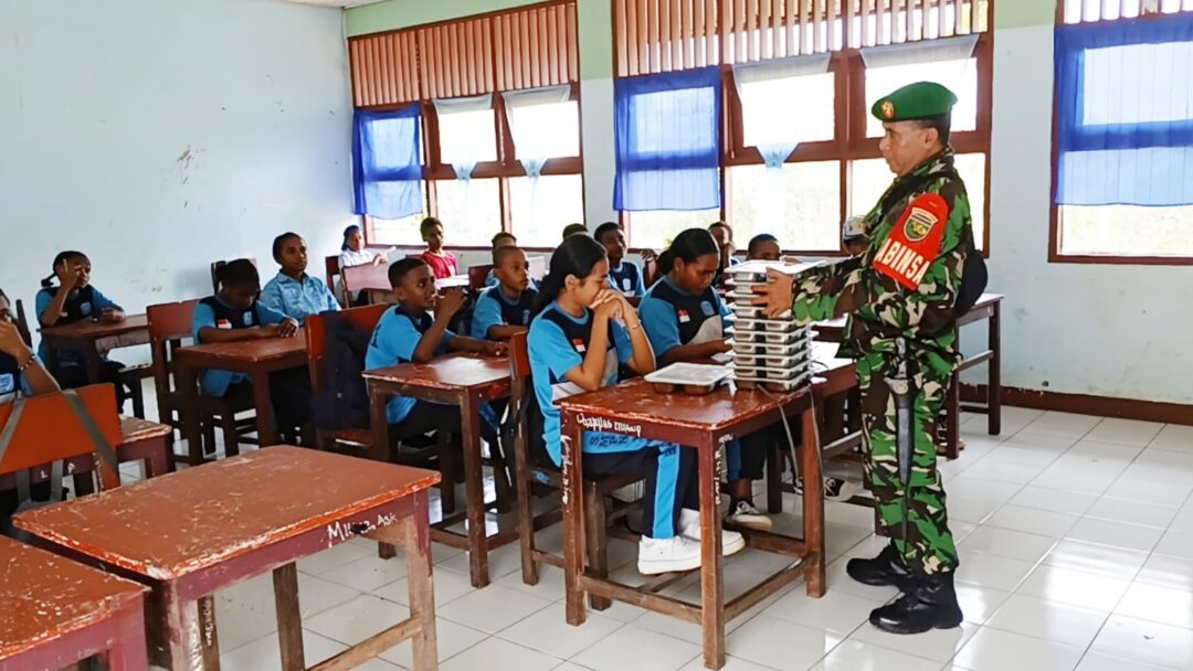 Dukung Generasi Sehat dan Cerdas, Babinsa Biak Timur Awasi Pembagian MBG di Sekolah