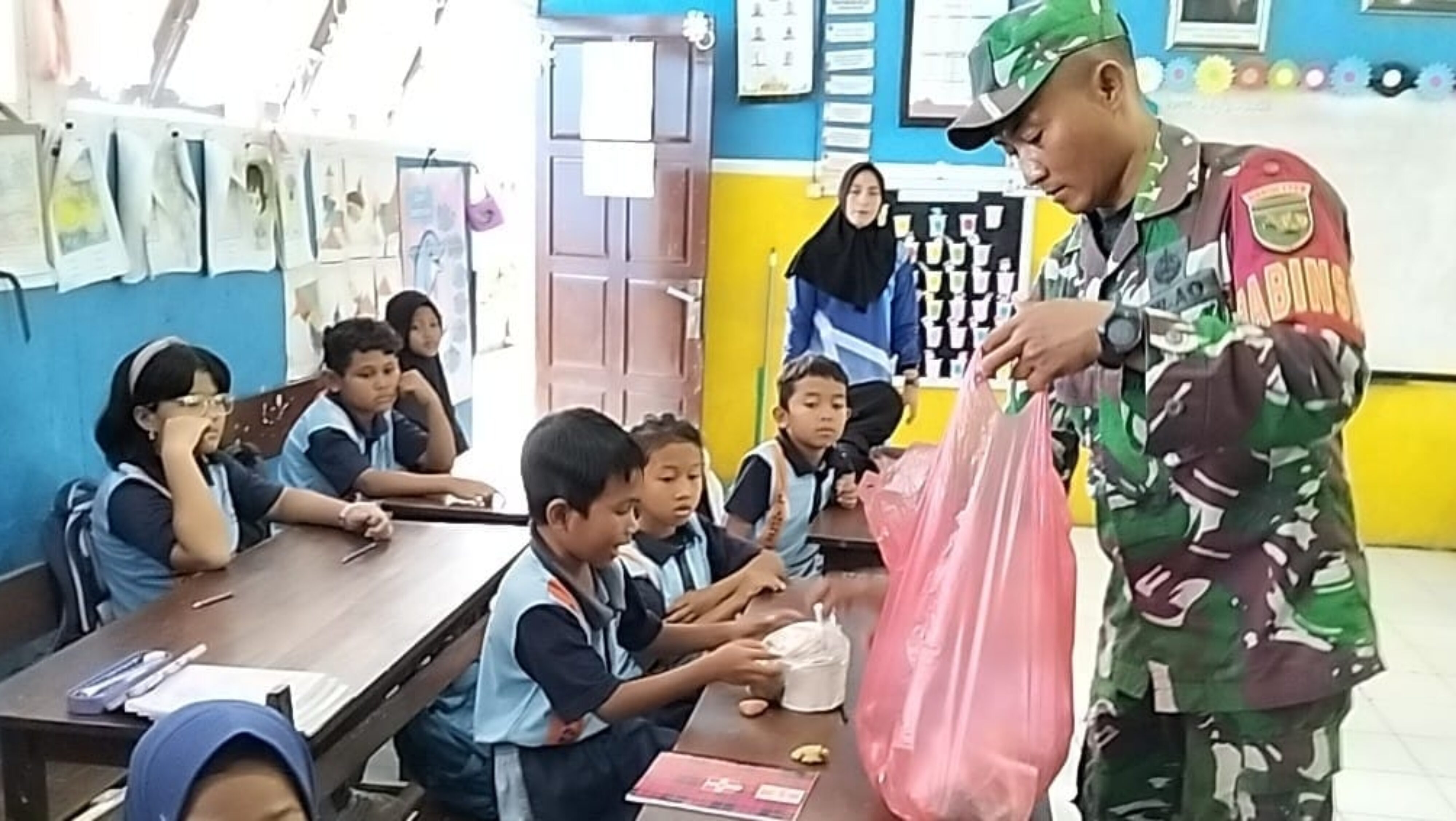 Babinsa Biak Kota Dampingi Distribusi MBG di SD Inpres Angkasa