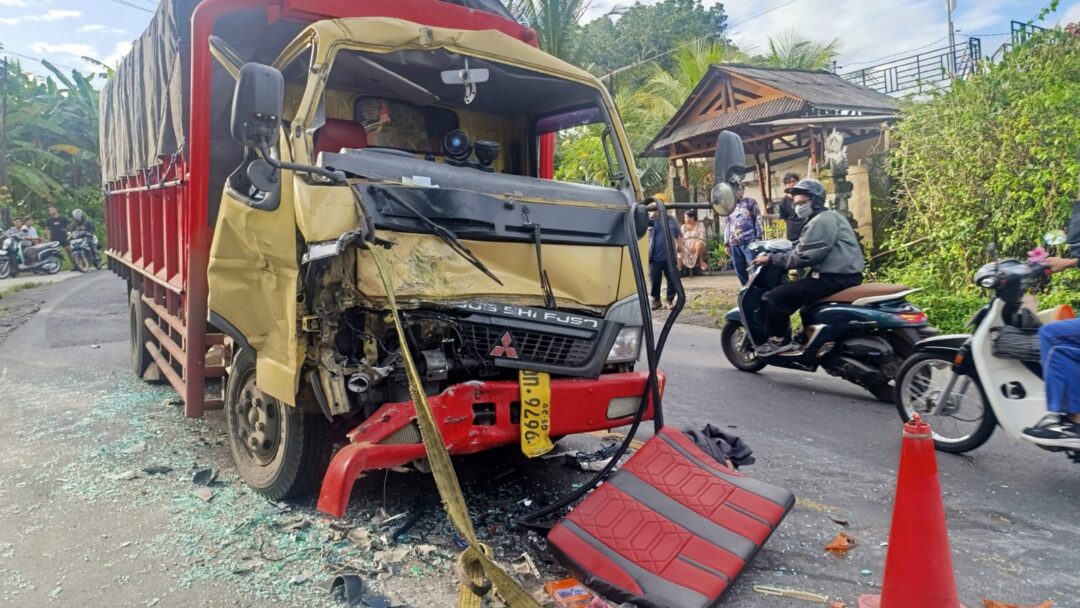 Tabrakan Beruntun 4 Kendaraan di Jembrana, Truk Sedang Hantam Tronton hingga Ringsek
