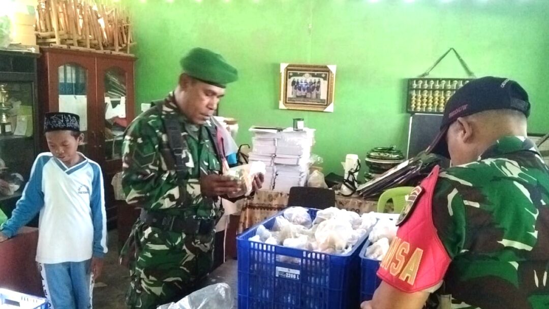 Babinsa Biak Kota Dampingi Pendistribusian MBG di SD Al-Madinah