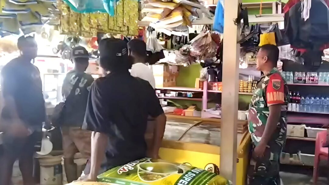 Antisipasi Lonjakan Harga, Babinsa Supiori Selatan Pantau Sembako di Wilayah Binaan