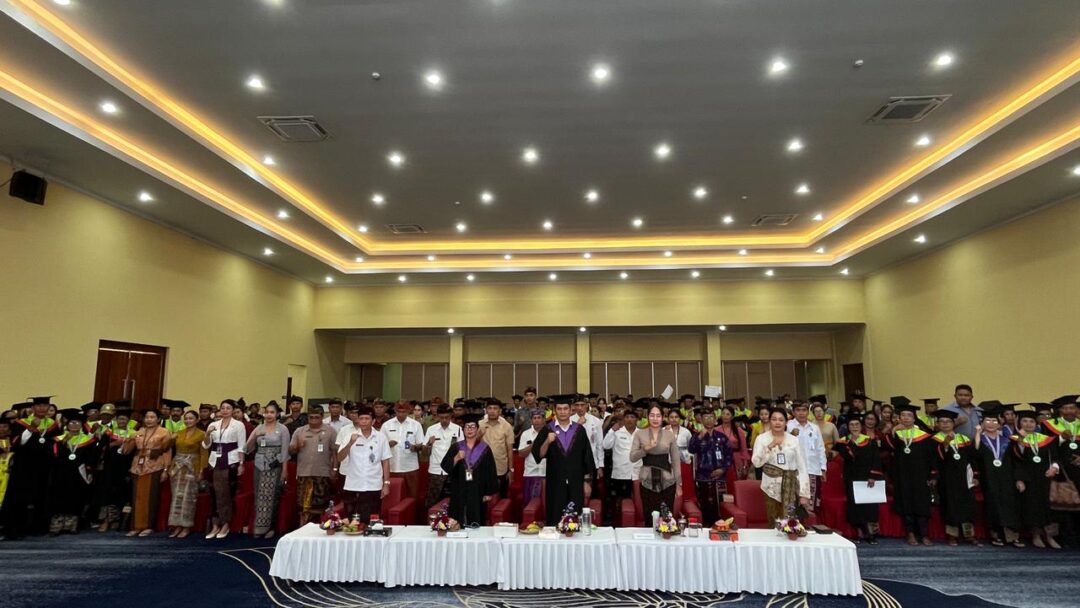 Wisuda Lansia Pertama Di Jembrana, Bupati Kembang: Jadi Inspirasi Generasi Muda