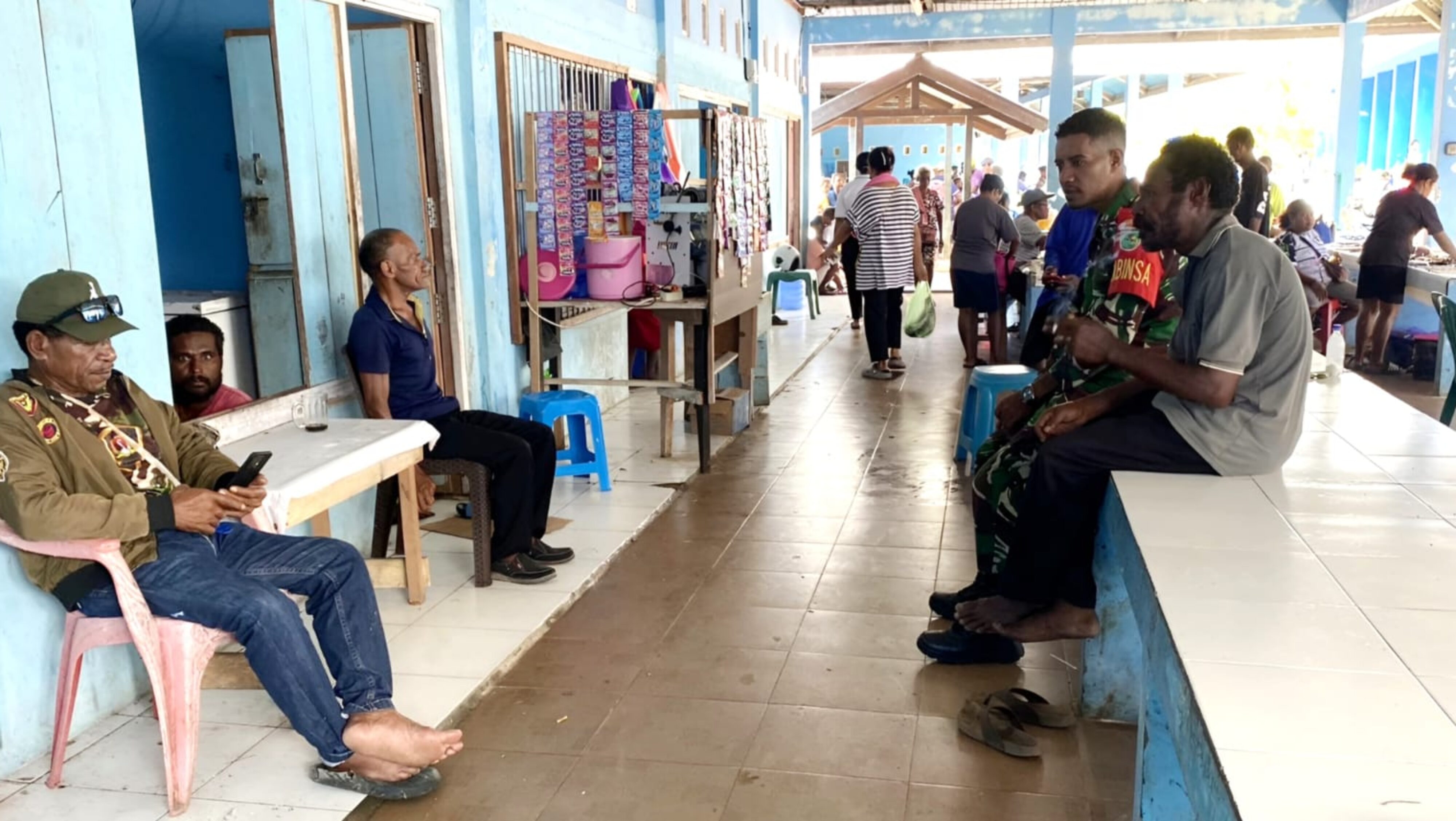 Komsos di Pasar Bosnik, Babinsa Biak Timur Ajak Warga Jaga Kebersihan dan Keamanan