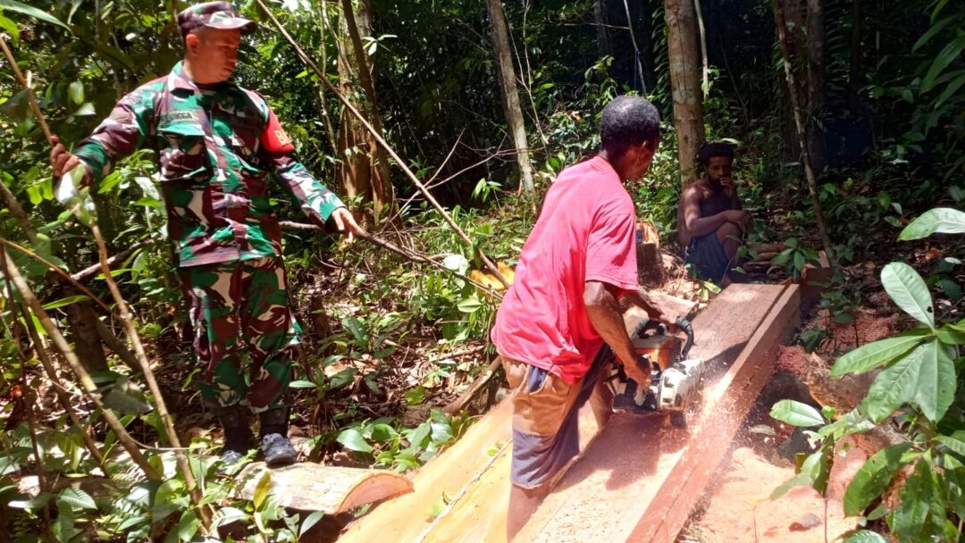 Jaga Kelestarian Hutan, Babinsa Numfor Barat Imbau Warga Tebang Kayu Secukupnya