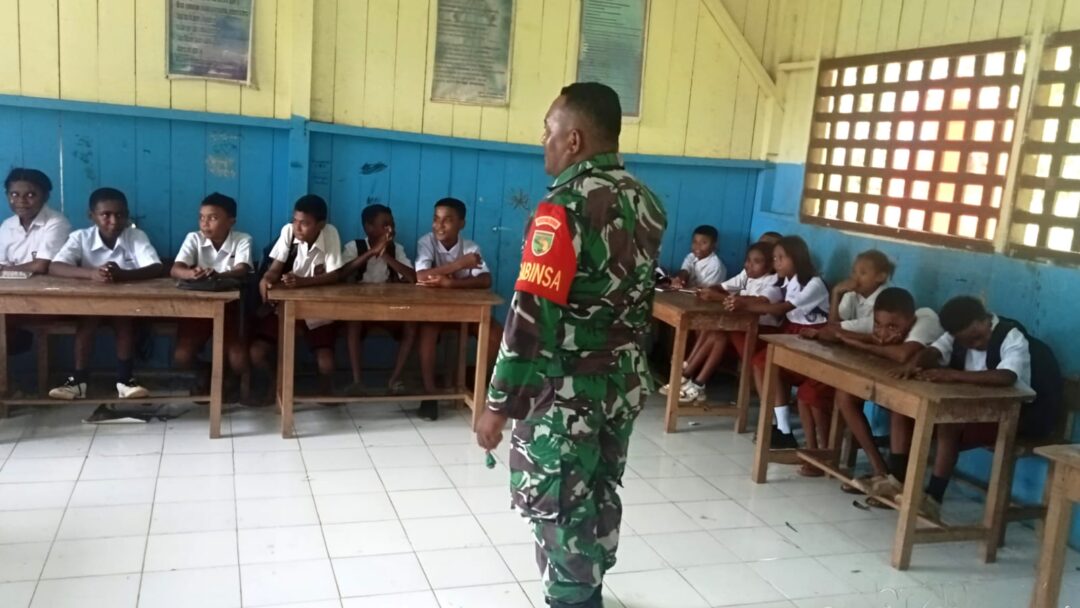 Perkuat Disiplin dan Karakter Generasi Muda, Babinsa Berikan Wasbang Murid SD YPK Andei