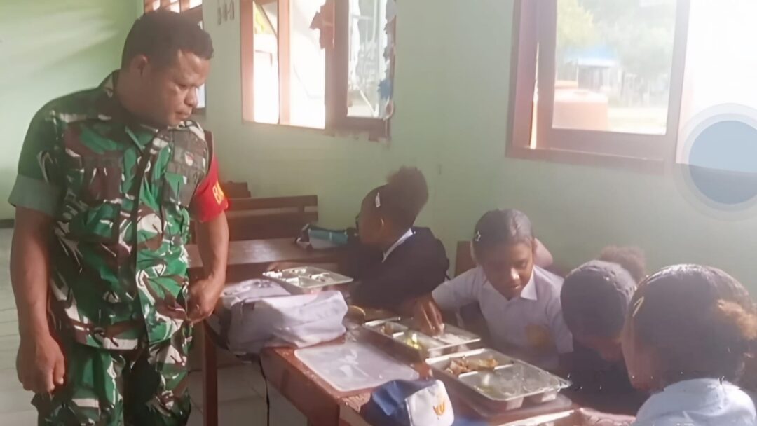 Dukung Program Pemerintah, Babinsa Biak Timur Dampingi Distribusi MBG