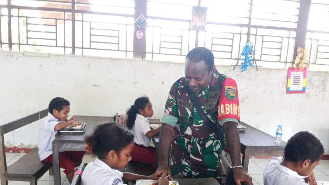 Babinsa Biak Timur Monitoring Penyaluran MBG di Sekolah