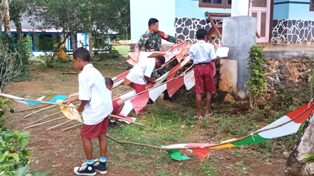 Sambut HUT Ke-64 YPK, Babinsa Bersama Murid-Murid Hiasi Sekolah dengan Umbul-Umbul