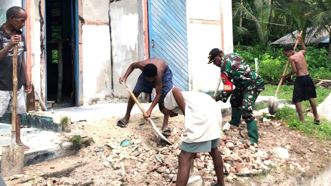 Semangat Kebersamaan, Babinsa Numfor Bantu Warga Renovasi Gereja GKI Gunung Karmel Yenbeba