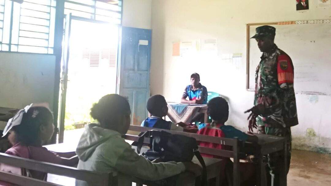 Tanamkan Semangat Cinta Tanah Air, Babinsa Berikan Materi Wasbang kepada Murid SD