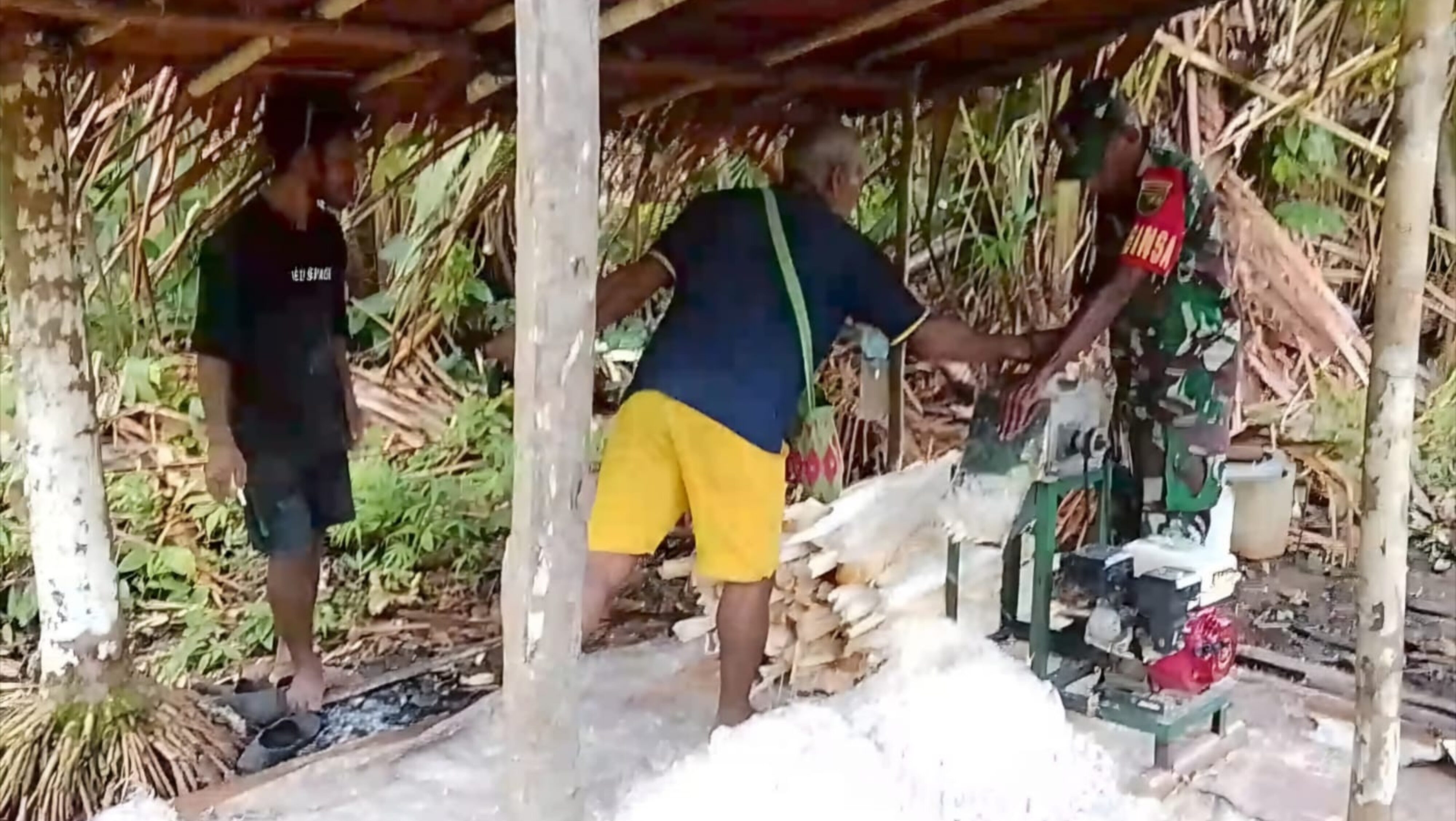 Lestarikan Pangan Lokal, Babinsa Supiori Selatan Bantu Warga Olah Sagu