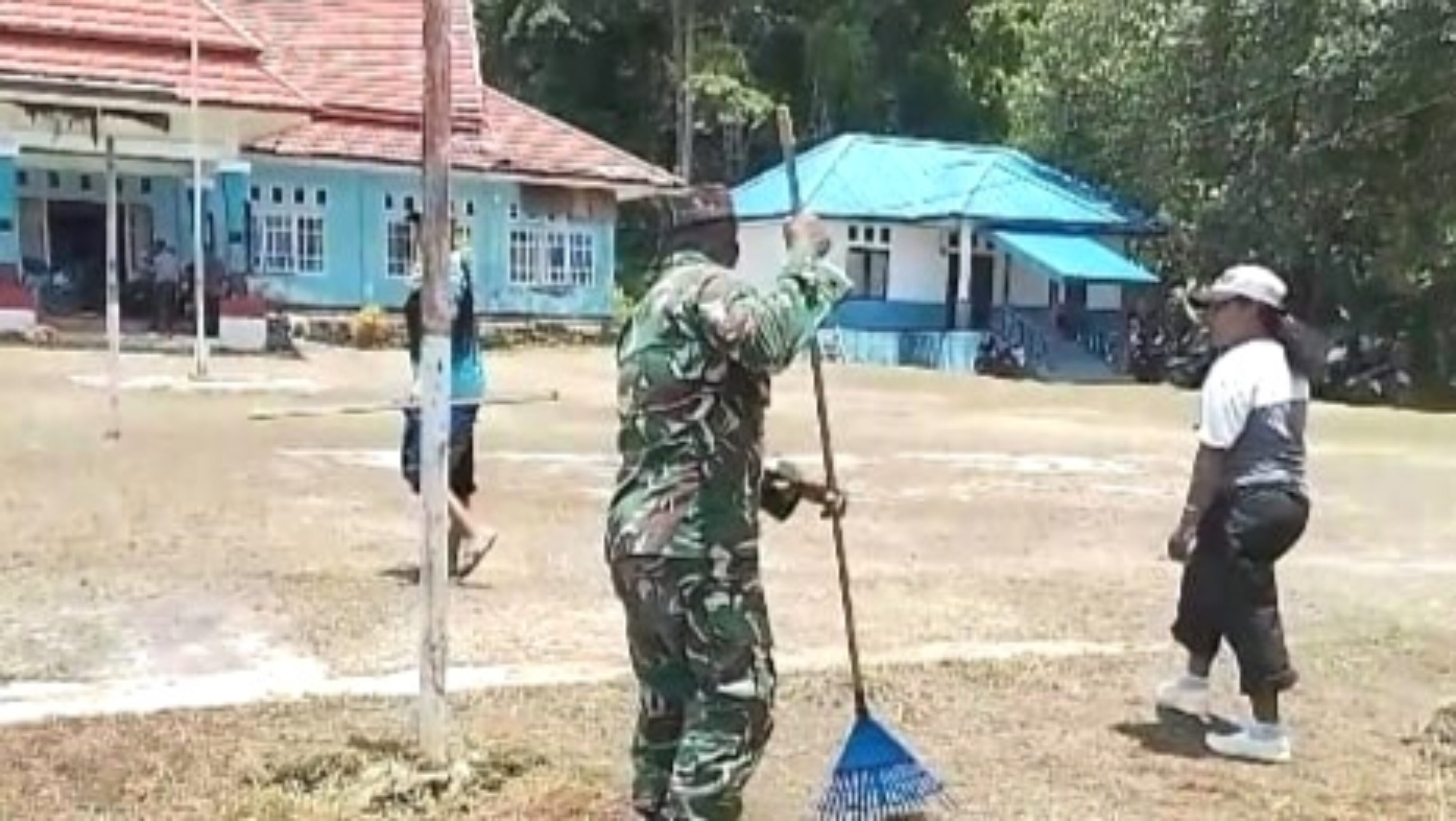 Babinsa Supiori Utara Karya Bakti Bersama Pegawai Distrik Bersihkan Halaman Kantor