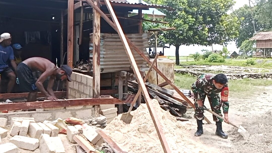 Ringankan Beban Warga, Babinsa Posramil Warsa Bantu Pembuatan MCK