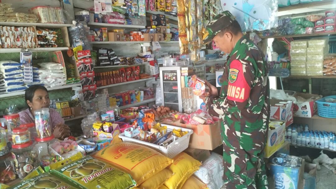 Jaga Stabilitas Harga dan Kualitas, Babinsa Supiori Selatan Cek Sembako di Kios Warga