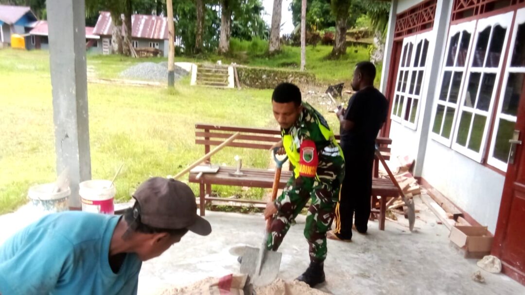 Babinsa Biak Barat Karya Bakti Bersama Jemaat Gereja di Kampung Kanaan