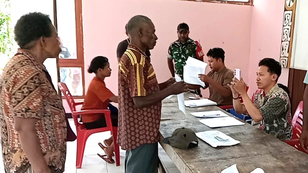 Pastikan Tepat Sasaran, Babinsa Biak Utara Kawal Penyaluran Bansos