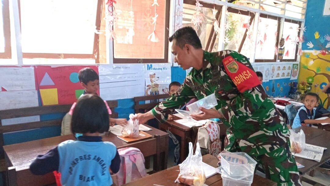 Babinsa Biak Kota Dampingi Pendistribusian MBG di SD Inpres Angkasa