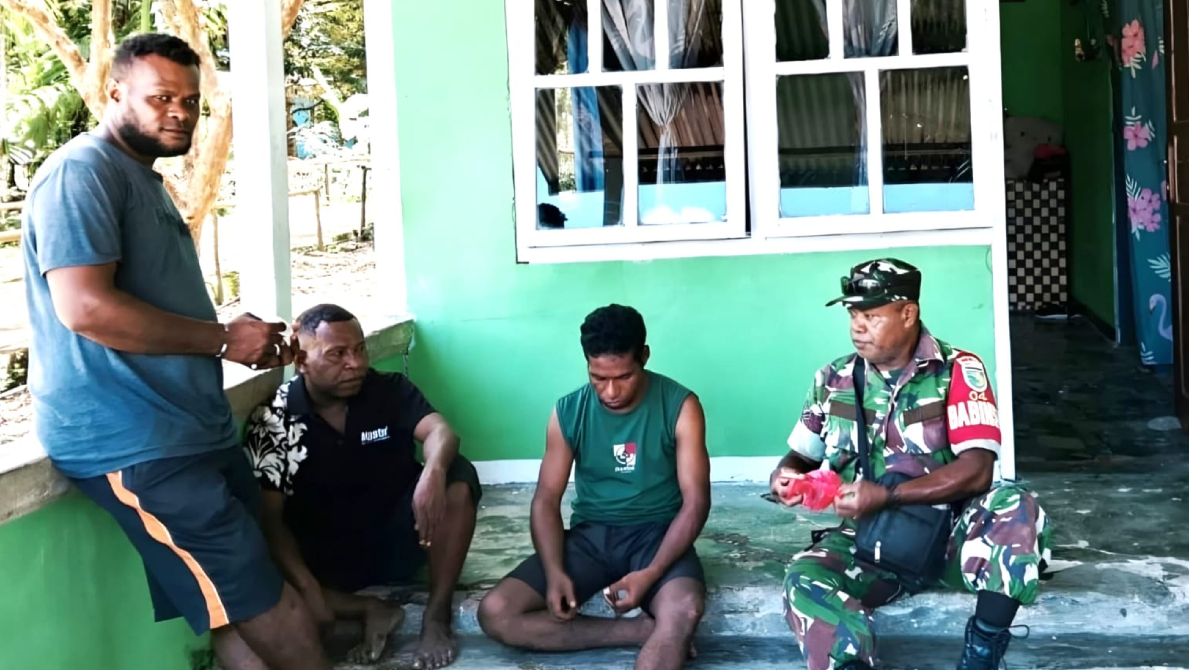 Perkuat Hubungan dengan Warga, Babinsa Supiori Selatan Gelar Komsos Bersama Tokoh Masyarakat