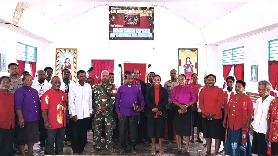 Babinsa Supiori Selatan Hadiri Parade Budaya HUT YPK Ke-64 di Imbirsbari