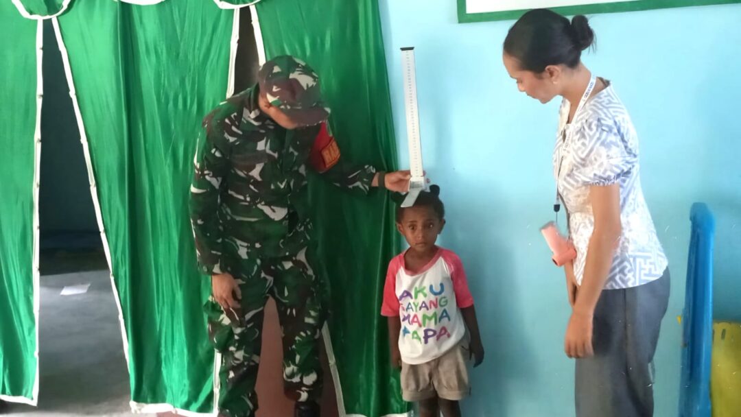 Dukung Kesehatan Anak, Babinsa Numfor Dampingi Kegiatan Posyandu di Rarsibo