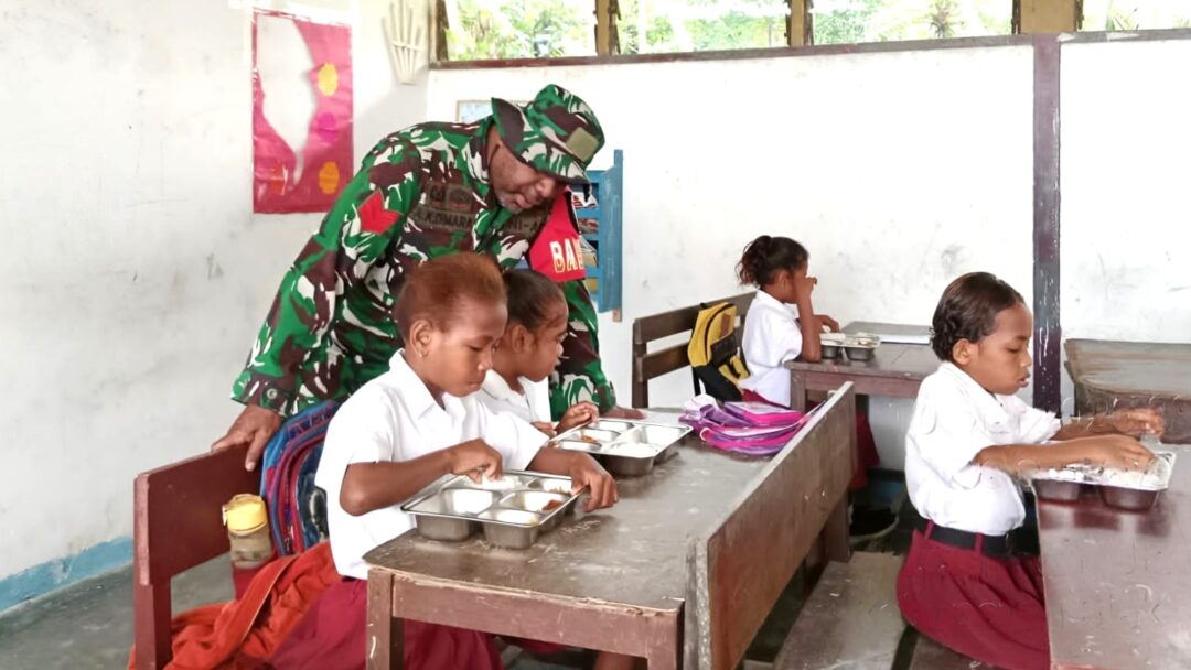 Dukung Generasi Sehat dan Cerdas, Babinsa Biak Timur Dampingi Pembagian MBG di Sekolah