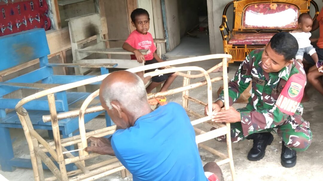 Ringankan Pekerjaan Warga, Babinsa Biak Barat Bantu Pembuatan Kursi