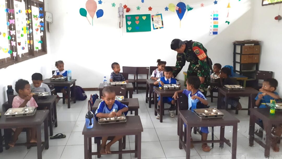 Peduli Generasi Sehat, Babinsa Biak Kota Kawal Penyaluran Makanan Bergizi Gratis