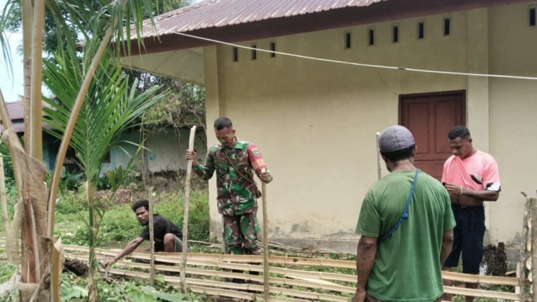 Babinsa Warsa Bantu Warga Bersihkan Lahan dan Buat Pagar Kebun